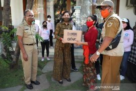 PKK Gianyar serahkan bantuan sembako bagi lansia