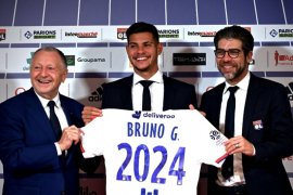 Barcelona niat boyong gelandang Lyon dan bek Watford