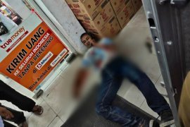 Abang adik berkelahi gunakan sajam, satu orang terkapar di depan Alfamidi Sibolga