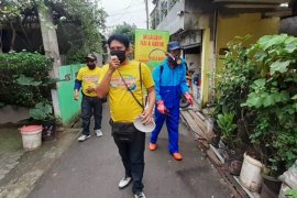 Aksi Sehat Mixagrip #Lawan Covid-19, lakukan penyemprotan disinfektan di Lebak Bulus Jaksel