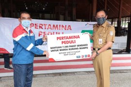 Pertamina Cilacap bagikan sembako untuk warga terdampak COVID-19
