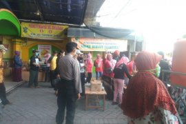 Ribuan warga terdampak COVID-19 di Surabaya dapat bantuan pokak dan telur rebus