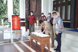 BNI Samarinda Serahkan Bantuan Cuci Tangan Portabel ke Walikota Samarinda