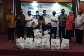 Peringati May Day, BPJamsostek Kanwil Jatim serahkan 1.000 paket sembako kepada pekerja