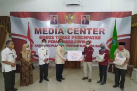 BNI Cabang Bukittinggi kembali membagikan paket sembako di Pasaman dan Agam