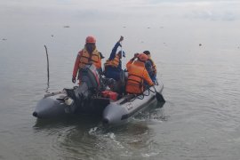 Tim SAR evakuasi jenazah nelayan, dua selamat dari hantaman gelombang