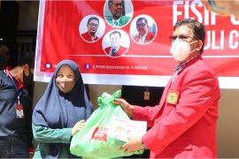 Fisip Unhas Makassar bagikan ratusan paket bahan pokok