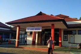 Jenazah pilot pesawat yang jatuh di Danau Sentani dievakuasi ke RS Bhayangkara Jayapura