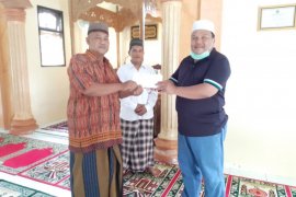 Bantuan Al Quran dari Delmeria dan infaq diserahkan ke masjid Assyakirin Lumut