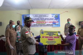 Bupati Solok serahkan bantuan langsung tunai dana desa 2020 senilai Rp734 juta (Video)