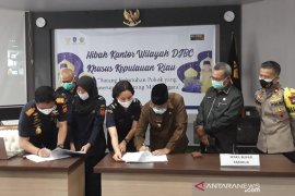 BC Kepri hibahkan bahan kebutuhan pokok kepada pemerintah daerah