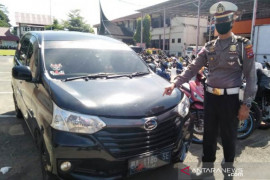 Nekad terobos  Posko Pantauan COVID-19 di perbatasan Padang-Pessel , minibus dikandangkan sopir disuruh pulang