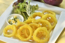 Suka makan gorengan berlebihan saat buka puasa? ini efeknya untuk kulit