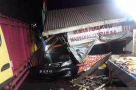 Diduga rem blong, truk tabrak jembatan dan seruduk empat sepeda motor tewaskan seorang sopir