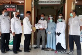 Bupati yang juga ketua dewan penasihat IKAPTK HST donasikan paket penguat daya tubuh