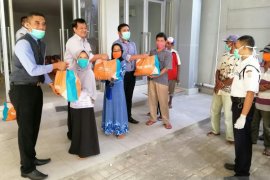 BNI Lumajang bagikan 300 paket sembako kepada warga terdampak COVID-19