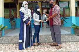 SMAN 1 Loa Kulu Bagikan 87 Paket Sembako Bagi Siswa Kurang Mampu