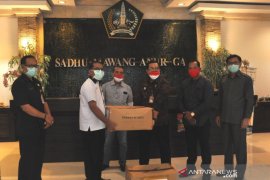 Wabup Tabanan bagikan APD ke Kadinkes guna cegah meluasnya COVID-19