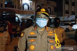 Diduga bawa sabu, pengemudi sedan di Pekanbaru terobos pemblokiran jalan PSBB