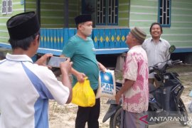 Waka DPRD Siak berjalan kaki bagikan sembako di Buantan I