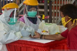 Empat orang positif dalam tes cepat massal sejumlah pasar di Karawang