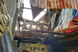 Pangdam XIV/Hasanuddin serahkan dana bedah rumah kepada warga Makassar