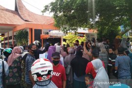 Meski sudah diatur jadwalnya, masyarakat Payakumbuh penerima Bansos Kemensos padati kantor pos