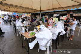 Pemkot Batam tes cepat COVID-19 di Pasar Mega Legenda