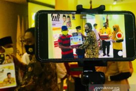 Peduli warga terdampak COVID-19, MKGR Jatim bagikan paket sembako