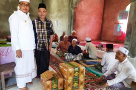 Bupati Aceh Barat bagikan bantuan untuk jamaah suluk di 18 pesantren tradisional