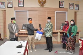 Eratkan kemitraan, Bupati HSS serahkan paket lebaran untuk para wartawan