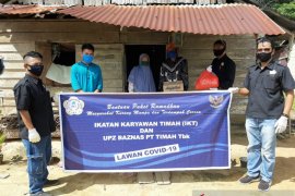 Ikatan Karyawan PT Timah salurkan bantuan sembako di Mentok