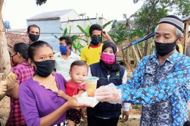 Ketua LKKS Lampung bagikan nasi kotak untuk masyarakat terdampak COVID-19