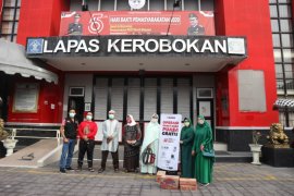 Komunitas perempuan cendekia-ACT Bali bagikan ratusan paket "takjil" di Lapas Kerobokan