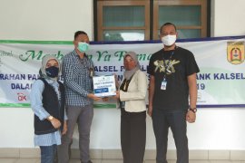 Bank Kalsel bantu pensiunan ASN 250 paket sembako