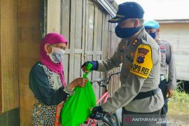 Polres HSU terus bagikan paket sembako