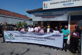 Satgas Posko BUMN Bali serahkan 800 paket sembako antisipasi COVID-19