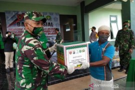 Danrem 101/Antasari bagikan bansos ke warga terdampak COVID-19