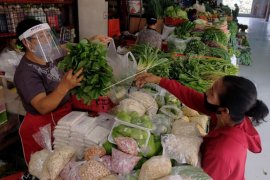 Pedagang gunakan pelindung wajah saat penerapan PKM