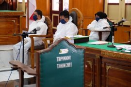 Terdakwa pembunuhan Hakim di Medan disidang gunakan APD