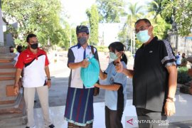 Koperasi Undiksha Singaraja bagikan sembako untuk tenaga kontrak