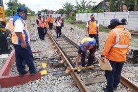 Kepala Daop 7 Madiun lakukan pemeriksaan jalur kereta api di masa pandemi