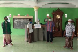 PT Timah salurkan bantuan perlengkapan ibadah ke Masjid Belolaut