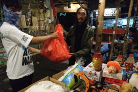 IKA Stikosa AWS dan Cokro Bergerak Bagi-bagi Dolenan untuk anak-anak di tengah pandemi COVID-19