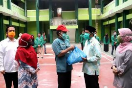 Gugus Tugas salurkan 1.892 paket sembako untuk mahasiswa  di Sumut