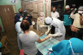 Tim Patroli Pemkab Tanah Laut mendapati tiga orang sedang mengkonsumsi alkohol