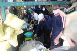 Warga Sungai Baru buka dapur bubur