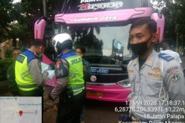 Tidak memiliki surat sehat,  26 kuli  diturunkan dari bus