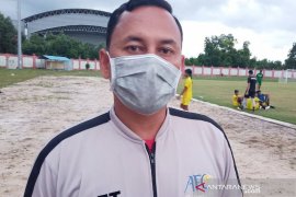 Pelatih Kalteng Putra Eko Tamamie manfaatkan waktu luang berjualan kue