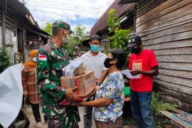 Kodim Putussibau dan Asosiasi pengusaha bagikan sembako gratis